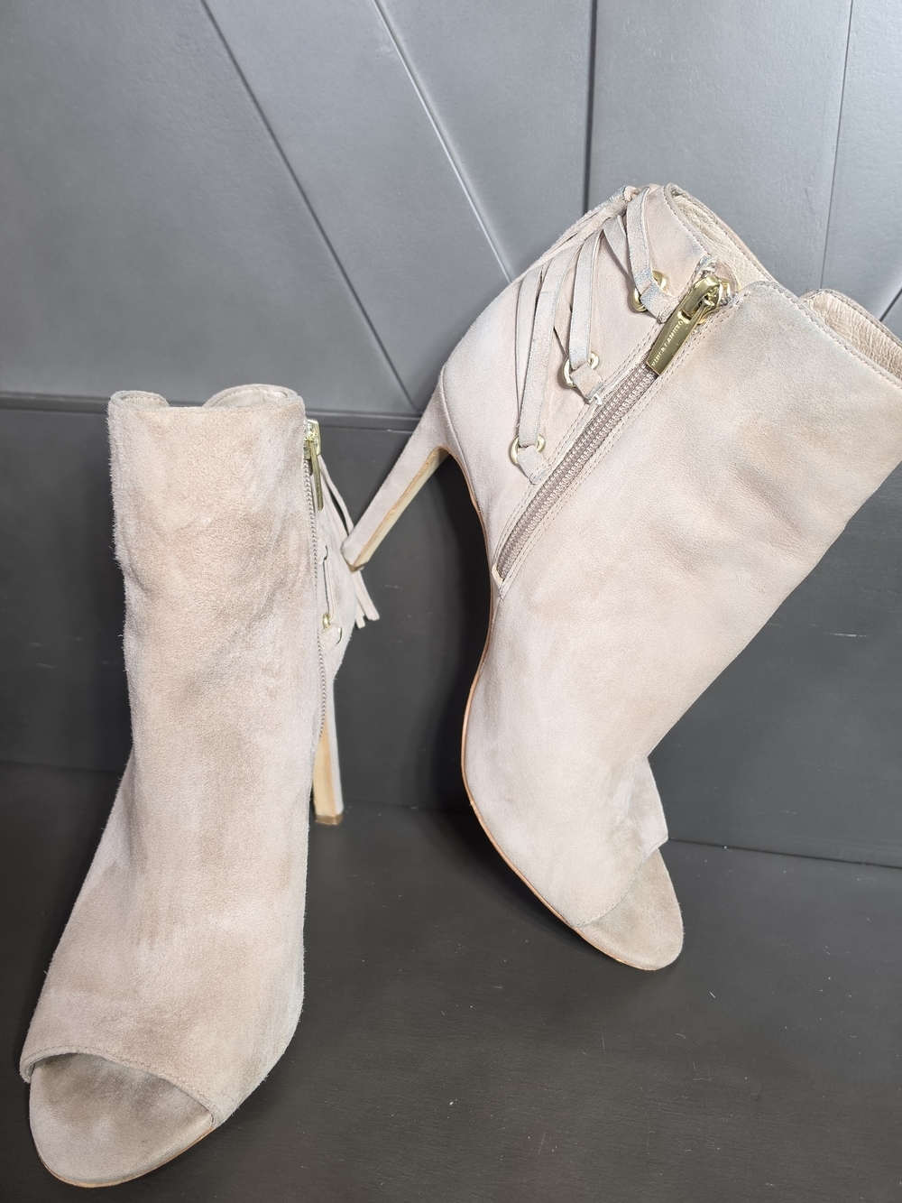 Vince Camuto Tan Suede Peep-Toe Ankle Booties with Tassel Zipper Womens 8 1/2